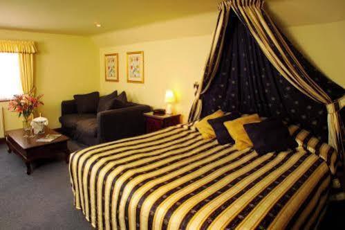 The Deddington Arms Hotel Bagian luar foto